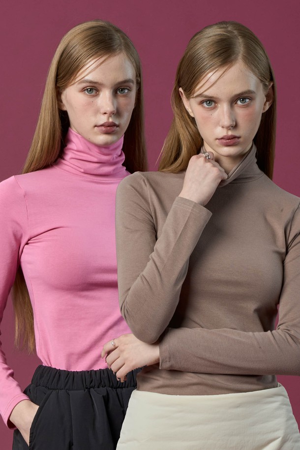 부드러운 모달 소재로 제작된 [2pack] 모달 도톰 스킨핏 니트 목폴라 롱슬리브 긴팔 목티 이너입니다. 가을과 겨울에 따뜻하게 착용하기 좋은 두꺼운 두께감으로, 스킨핏 디자인이 몸에 자연스럽게 밀착되어 편안한 착용감을 선사합니다. 베이직한 디자인으로 출근룩, 모임룩 등 다양한 TPO에 활용 가능하며, 클래식, 미니멀, 캐주얼 스타일 모두 소화 가능합니다. 핑크와 브라운 두 가지 컬러로 구성되어 있어, 데일리룩에 포인트를 더할 수 있습니다. 2팩 구성으로 실용성을 더했습니다.
