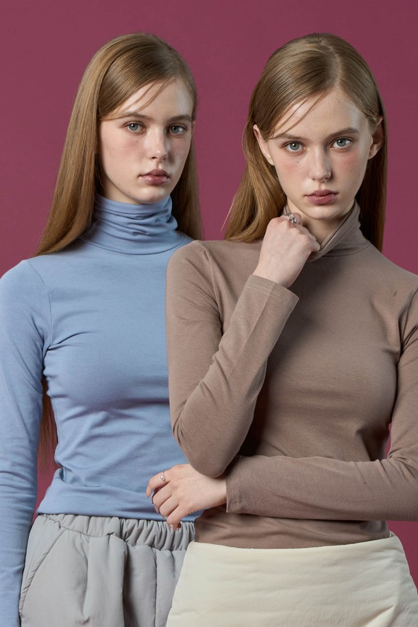 [2팩] 모달 도톰 스킨핏 니트 목폴라 롱슬리브 긴팔 목티 이너는 부드러운 모달 소재로 제작되어 편안한 착용감을 선사합니다. 가을과 겨울에 따뜻하게 입을 수 있는 두꺼운 두께의 터틀넥 스타일로, 베이직한 디자인에 스킨핏으로 몸에 자연스럽게 밀착되어 슬림한 핏을 연출합니다. 스카이블루와 브라운 두 가지 색상으로 제공되어 다양한 스타일에 매치하기 용이하며, 이너용으로 활용하기 좋습니다. 미니멀하고 클래식한 스타일을 즐기는 여성분들께 추천하는 제품입니다.
