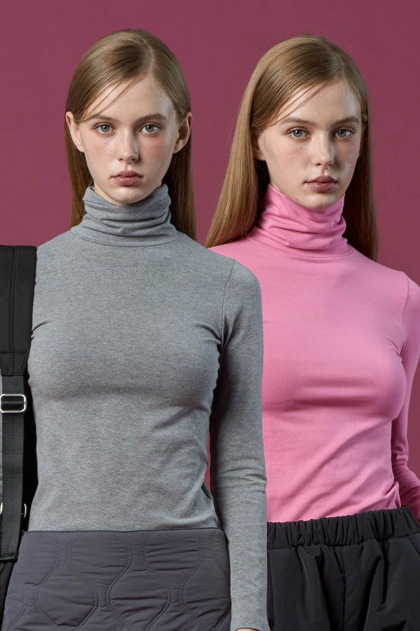 [2pack] 모달 도톰 스킨핏 니트 목폴라 롱슬리브 긴팔 목티 이너는 부드러운 모달 소재로 제작되어 편안한 착용감을 선사합니다. 가을, 겨울 시즌에 어울리는 두꺼운 두께감으로 따뜻하게 몸을 감싸주며, 베이직한 디자인으로 다양한 스타일 연출이 가능합니다. 스킨핏으로 슬림하게 떨어지는 핏이 특징이며, 터틀넥 디자인으로 세련된 무드를 더합니다. 출근룩, 모임룩 등 다양한 TPO에 활용 가능하며, 클래식, 미니멀, 캐주얼 스타일 모두 소화 가능한 활용도 높은 아이템입니다. 그레이, 핑크 두 가지 색상으로 제공되며, 2팩 구성으로 실용성을 더했습니다.
