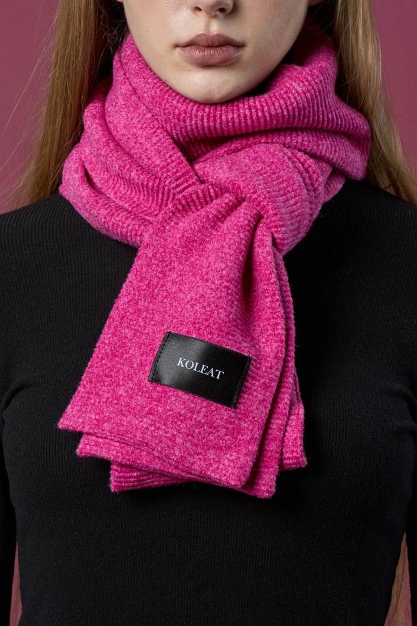 따뜻하고 포근한 [5colors] 도톰 니트 무지 데일리 롱기장 머플러 목도리입니다. 부드러운 촉감의 니트 소재로 제작되어 가을, 겨울철 데일리룩에 따뜻함과 포근함을 더해줍니다. 롱 기장으로 다양한 스타일 연출이 가능하며, 베이직한 디자인과 핑크 컬러는 미니멀, 클래식, 캐주얼 등 어떤 스타일에도 잘 어울립니다. 도톰한 두께감으로 뛰어난 보온성을 제공하여 출근룩에 유용하게 활용할 수 있습니다.
