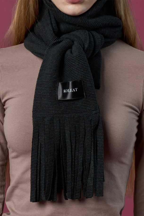 **[5colors] 도톰 니트 무지 컷 롱기장 머플러 목도리**는 가을, 겨울철 따뜻함을 더해줄 필수 아이템입니다. 부드러운 니트 소재로 제작되어 부드러운 착용감을 선사하며, 도톰한 두께감으로 뛰어난 보온성을 자랑합니다. 롱 기장과 깔끔한 무지 디자인은 어떤 스타일에도 잘 어울리며, 프린지 장식으로 포인트를 더했습니다. 블랙, 화이트, 그레이, 베이지, 브라운 5가지 컬러로 출시되어, 취향에 맞게 선택하여 베이직, 미니멀, 클래식 등 다양한 스타일을 연출할 수 있습니다. 일상생활에서 폭넓게 활용하기 좋은 머플러/목도리입니다.
