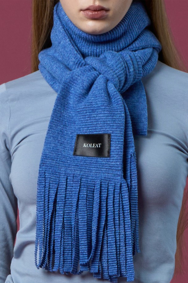 다섯 가지 다채로운 컬러의 [5colors] 도톰 니트 무지 컷 롱기장 머플러 목도리입니다. 부드러운 니트 소재로 제작되어 가을과 겨울, 쌀쌀한 날씨에도 따뜻하게 착용할 수 있습니다. 롱 기장과 컷팅 디테일, 프린지 장식으로 캐주얼하면서도 스타일리시한 포인트를 더했습니다. 베이직한 디자인과 무지 패턴으로 출근룩, 모임룩 등 다양한 스타일에 매치하기 용이합니다. 보온성을 높여주는 도톰한 두께감으로 추운 날씨에도 따뜻함을 유지해 줍니다.
