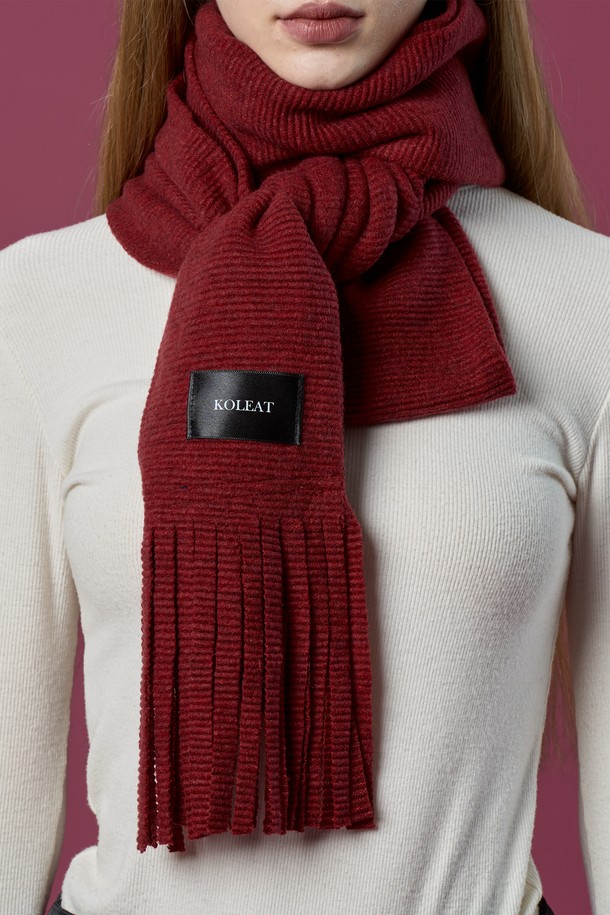 **[5colors] 도톰 니트 무지 컷 롱기장 머플러 목도리**는 부드러운 촉감의 도톰한 니트 소재로 제작되어 가을, 겨울철 따뜻하게 사용할 수 있는 머플러/목도리입니다. 베이직한 디자인에 롱 기장으로, 다양한 스타일 연출이 용이하며, 출근룩, 모임룩 등 TPO에 맞춰 활용하기 좋습니다. 클래식, 미니멀, 캐주얼 등 어떤 스타일에도 잘 어울리며, 무지 패턴으로 깔끔함을 더했습니다. 레드, 블랙, 베이지, 그레이, 브라운 5가지 다채로운 컬러로 출시되어 취향에 맞게 선택할 수 있습니다.
