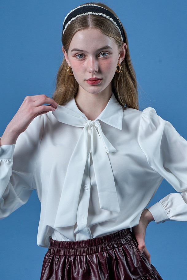 퍼프 리본 타이 셔츠 에어 블라우스 [화이트] KCL은 우아하고 클래식한 스타일을 연출하는 여성 블라우스입니다. 부드러운 실크 소재로 제작되어 얇지만 은은한 광택과 자연스러운 드레이핑을 선사합니다. 퍼프 소매 디자인과 리본 타이 디테일이 여성스러운 분위기를 더하며, 레귤러 핏으로 편안하게 착용 가능합니다. 오피스룩, 모임룩, 데이트룩 등 다양한 TPO에 활용할 수 있으며, 사계절 내내 활용 가능한 실용적인 아이템입니다. 24시간 착용해도 편안함을 유지하는 블라우스로, 미니멀, 클래식, 로맨틱 스타일을 즐기는 분들께 추천합니다.
