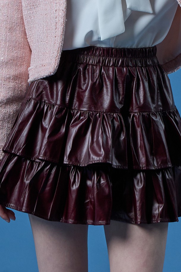 라이트 에어리 레더 캉캉 미니스커트 [RED] (KCL)는 페미닌하고 캐주얼한 스타일을 연출하는 여성용 미니스커트입니다. 얇은 두께감의 레드(RED) 컬러 레더 소재로 제작되었으며, 캉캉 및 프릴 디테일, 플라워 및 도트 패턴으로 포인트를 더했습니다. 봄 시즌에 어울리는 이 스커트는 프리 사이즈로 출시되었으며, 데이트룩, 쇼핑룩, 카페룩 등 다양한 TPO에 활용할 수 있습니다. 퍼프, 레이스 디테일이 더해져 로맨틱한 분위기를 자아냅니다.
