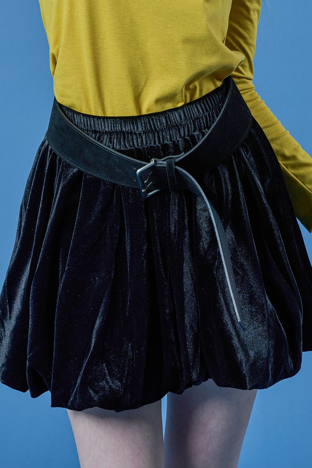 벌룬 벨벳 플레어 밴딩 미니스커트 [BLACK] (블랙) KCL은 페미닌한 무드를 연출하는 여성용 미니스커트입니다. 부드러운 벨벳 소재로 제작되어 부드러운 촉감을 선사하며, 밴딩 처리로 편안한 착용감을 제공합니다. 플레어 실루엣과 벌룬 디테일이 더해져 사랑스러운 분위기를 자아내며, 데이트룩, 모임룩, 카페룩 등 다양한 TPO에 활용하기 좋습니다. 클래식하면서도 로맨틱한 스타일을 완성하는 블랙 컬러의 미니스커트입니다.
