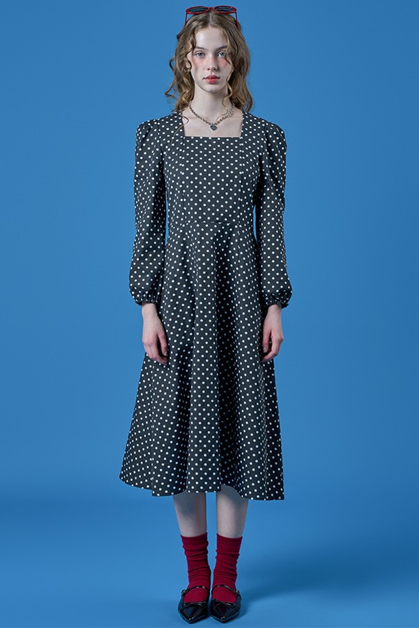 블랙 컬러의 벌룬 퍼프 도트 스퀘어넥 맥시 롱원피스입니다. 페미닌하고 우아한 스타일을 연출하며, 데일리룩, 일상룩으로 활용하기 좋습니다. 벌룬핏과 플레어 실루엣이 여성스러운 분위기를 더하고, 도트 패턴이 돋보입니다. 긴 소매와 스퀘어넥 디자인, 퍼프 소매 디테일, 레이스 장식, 벨 핏이 특징입니다. 데이트룩, 모임룩, 카페룩에 잘 어울리며, 로맨틱, 클래식, 미니멀 스타일을 선호하는 분들께 추천합니다.
