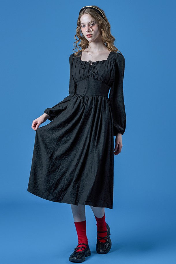 에어리 퍼프 플레어 맥시 롱원피스 [BLACK] KCL은 여성을 위한 블랙 색상의 원피스입니다. 봄에 어울리는 이 원피스는 우아하고 페미닌한 무드를 연출하며, 스퀘어넥 디자인과 퍼프 소매, 프릴 디테일이 특징입니다. 플레어핏의 맥시 기장으로 제작되었으며, 데일리룩으로 활용하기 좋습니다.
