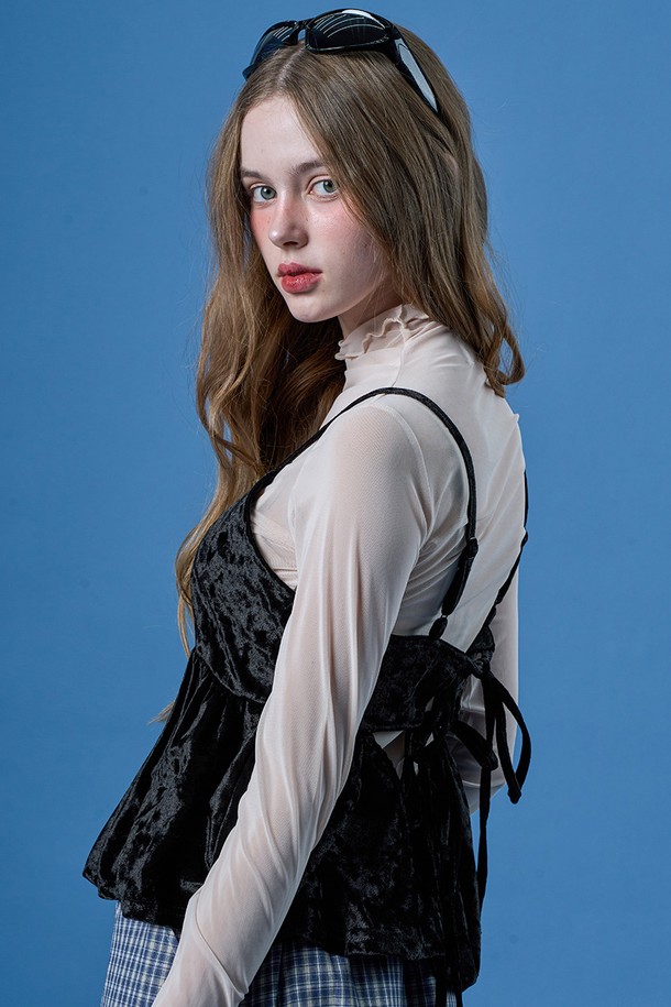 페미닌한 무드의 레이어드 벨벳 끈나시 베스트입니다. 부드러운 블랙 벨벳 소재로 제작되었으며, 얇은 두께감과 스퀘어넥 디자인이 특징입니다. 크롭 기장의 레귤러핏으로, 끈과 등 리본 디테일이 더해진 민소매 상의입니다.
