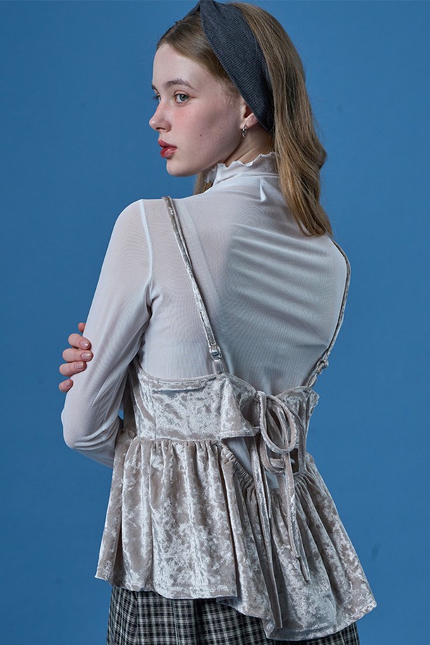 크림 컬러의 레이어드 벨벳 끈나시 베스트 KCL입니다. 부드러운 벨벳 소재로 제작되었으며, 스퀘어넥과 플레어 핏이 특징인 크롭 기장의 민소매 상의입니다. 얇은 두께로 봄, 여름 데일리룩에 페미닌한 무드를 더해주는 레이어드 스타일의 아이템입니다.
