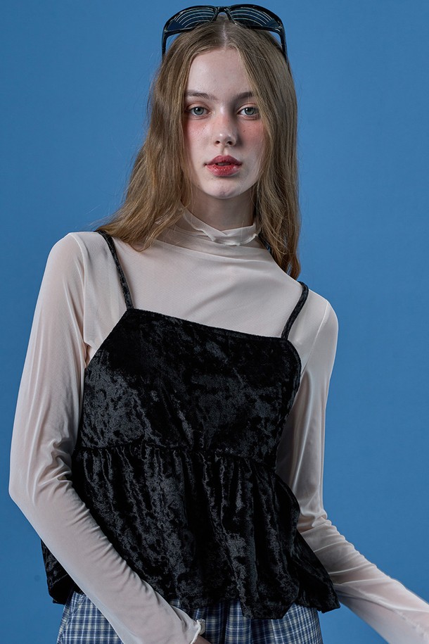 시스루 레이어드 무지 이너 긴팔 티셔츠 [CREAM] KCL은 페미닌하고 베이직한 스타일을 연출하는 여성용 긴팔 티셔츠입니다. 크림, 블랙, 화이트 3가지 색상으로 출시되었으며, 봄, 여름, 가을, 겨울 사계절 모두 착용 가능합니다. 얇은 두께감의 시스루 소재와 루즈핏, 플레어핏의 조화가 은은한 여성스러움을 더하고, 라운드넥 디자인으로 편안하게 착용할 수 있습니다. 레이어드 스타일링이 용이하며, 퍼프 디테일과 레이스 장식이 더해져 데이트룩, 카페룩, 미니멀, 클래식 스타일을 완성합니다. 24시간 언제든 부드러운 촉감으로 편안하게 즐길 수 있는 아이템입니다.
