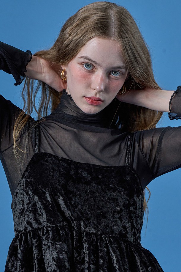 페미닌 무드의 블랙 시스루 레이어드 긴팔 티셔츠입니다. 플라워, 도트 패턴의 얇고 부드러운 소재로 제작되었으며, 라운드넥에 루즈핏, 플레어핏으로 편안하게 착용 가능합니다. 레이스 장식과 퍼프 디테일이 돋보이는 디자인으로, 데일리룩에 포인트를 더하고 사계절 활용하기 좋습니다.
