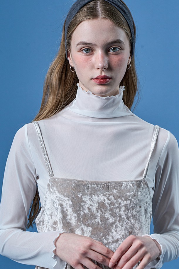 **시스루 레이어드 무지 이너 긴팔티 [화이트] KCL**

부드러운 촉감의 폴리에스테르 소재로 제작된 시스루 레이어드 무지 이너 긴팔 티셔츠입니다. 하프넥 디자인과 얇은 두께감으로 봄, 여름, 가을, 겨울 사계절 내내 활용 가능합니다. 루즈핏과 플레어 스타일로 편안하면서도 여성스러운 실루엣을 연출하며, 베이직한 디자인으로 다양한 스타일과 레이어드하여 연출하기 좋습니다. 일상에서 뿐만 아니라 집콕룩, 겨울 데일리룩으로도 활용하기 좋은 기본 이너웨어입니다. 미니멀, 캐주얼, 클래식 스타일을 즐겨 입는 여성분들께 추천합니다.
