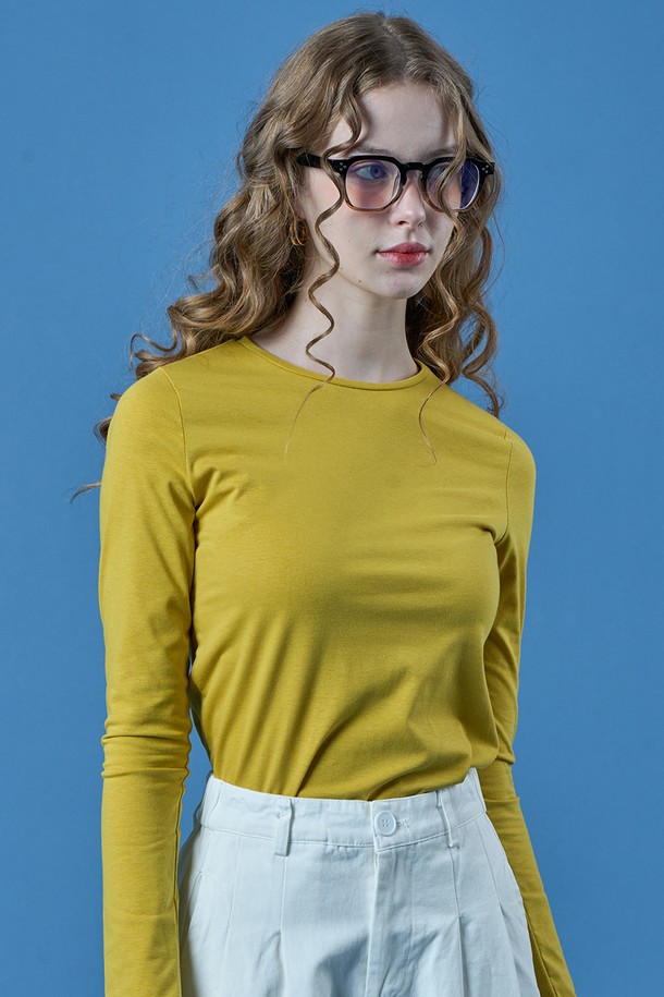 페미닌하고 베이직한 무드의 이너 레이어드 코튼 순면 긴팔티는 부드러운 촉감과 얇은 두께로 편안하게 착용 가능하며, 레이어드 스타일 연출에 용이합니다. 화이트, 블랙, 핑크, 블루, 옐로우 5가지 다채로운 컬러 옵션과 FREE 사이즈로 제공되어 선택의 폭을 넓혔습니다. 일상복으로 활용하기 좋은 레귤러핏의 라운드넥 디자인으로, 봄에 어울리는 스타일을 완성해보세요.
