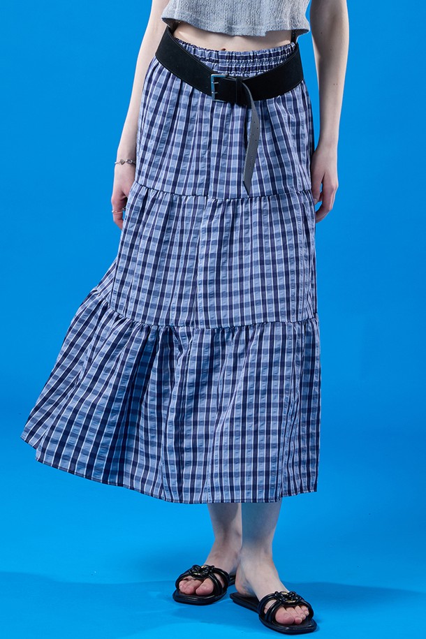 릴리 에어리 쿨링 마몽 체크 롱스커트는 시원한 블루 컬러의 체크 패턴이 돋보이는 A라인 티어드 롱스커트입니다. 쿨링 기능성 소재와 에어리 소재를 사용하여 흡습, 속건, 냉감, 통기성이 뛰어나며, 365 FAST DRY 기술이 적용되어 여름에도 쾌적하게 착용할 수 있습니다. 부드러운 촉감과 루즈핏 디자인, 플리츠 디테일이 더해져 데일리룩은 물론 페스티벌룩에도 잘 어울리는 활용도 높은 아이템입니다.
