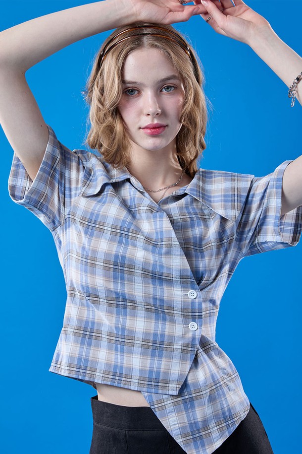 페일블루 컬러의 미디 크롭 랩 오프숄더 체크 슬림 반팔 셔츠입니다. 캐주얼한 스타일의 여성 의류로, 시원한 여름에 착용하기 좋습니다. 랩 스타일 디자인에 슬림핏으로 제작되어 여성스러운 실루엣을 연출하며, 오프숄더 네크라인과 반소매 기장으로 시원함을 더했습니다.
