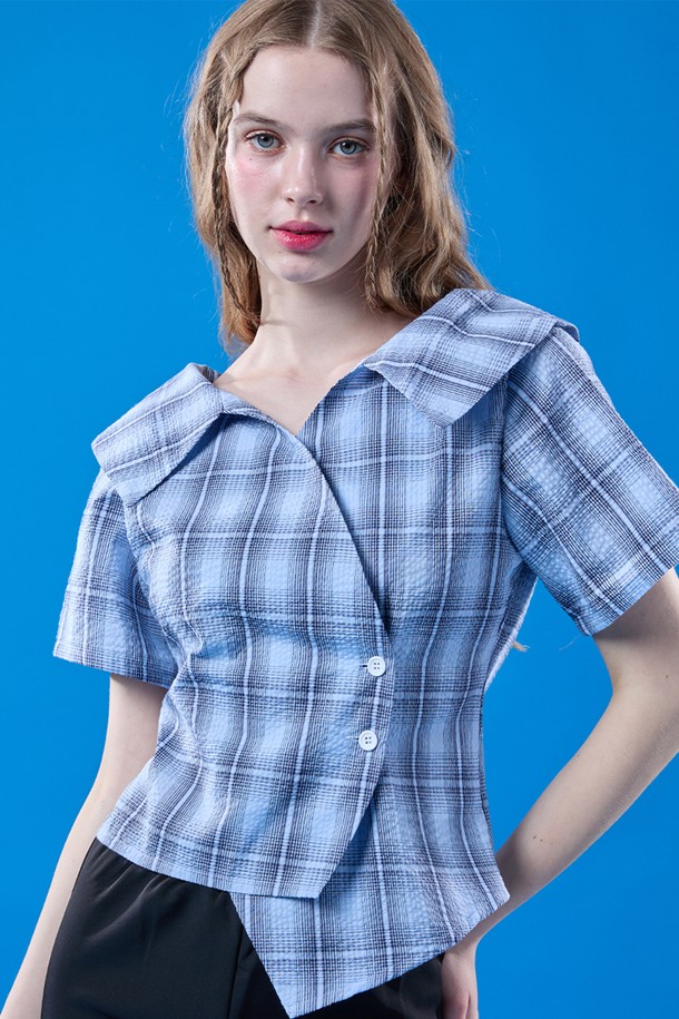 여름 휴가를 위한 블루 체크 패턴의 랩 스타일 오프숄더 반팔 셔츠입니다. 얇고 냉감 기능이 있는 소재로 제작되어 시원하게 착용 가능하며, 슬림핏 크롭 기장으로 캐주얼하면서도 우아한 연출이 가능합니다. 여성스러운 매력을 더하는 랩 디자인으로 휴양지룩에 잘 어울립니다.
