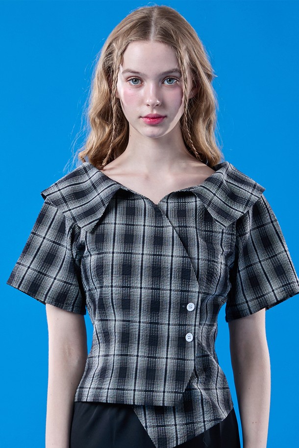 여성용 여름 휴양지 랩 오프숄더 체크 쿨링 슬림 반팔셔츠 [BLACK] 입니다. 블랙 색상의 체크 패턴이 돋보이며, 랩 스타일의 오프숄더 디자인으로 시원하고 캐주얼한 연출이 가능합니다. 얇은 두께의 냉감 기능성 소재를 사용하여 여름철 일상 및 휴가에 쾌적하게 착용할 수 있는 슬림핏 반소매 셔츠입니다.
