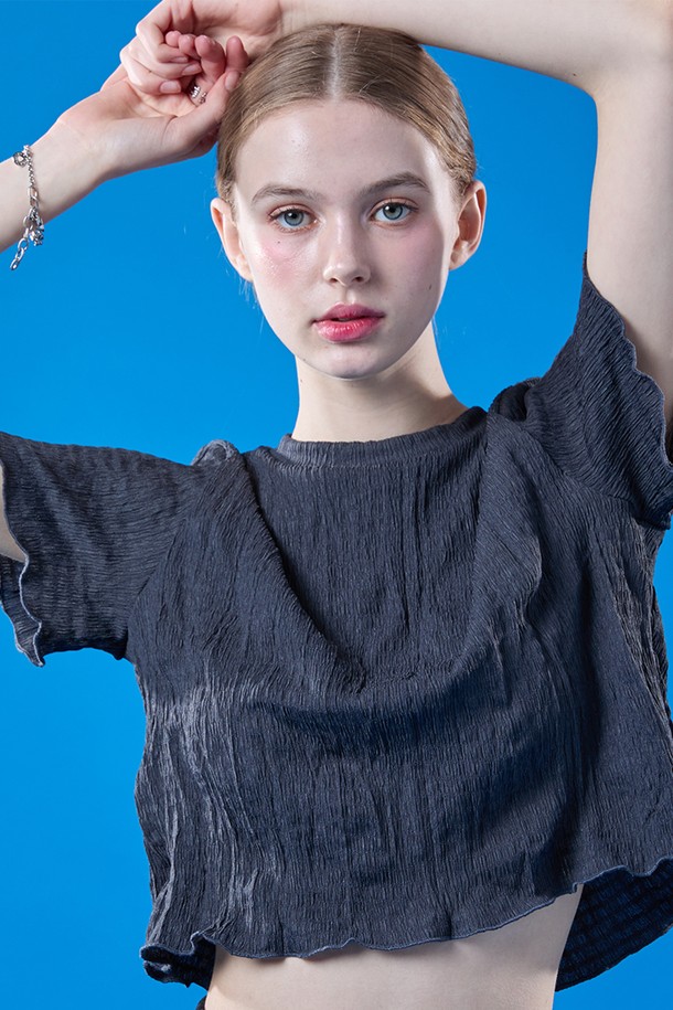 여름에 시원하게 입기 좋은 여성용 차콜그레이 색상의 쿨링 크롭 반팔 티셔츠입니다. 얇고 부드러운 소재로 제작되었으며, 냉감, 통기, 속건 기능을 갖춰 쾌적함을 유지해 줍니다. 무지 패턴에 주름 디자인이 돋보이며, 슬림핏으로 슬리밍 효과까지 제공하는 여름 필수 아이템입니다.
