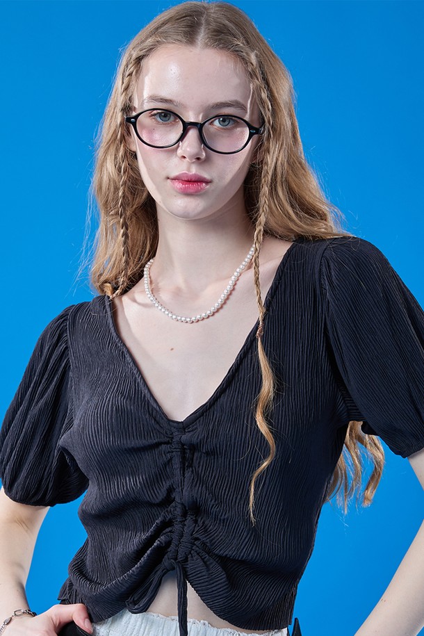 여성용 쿨링 플리츠 리본 퍼프 크롭 반팔티는 블랙 색상으로, 브이넥 디자인이 돋보입니다. 플리츠 패턴과 리본 디테일, 퍼프 소매가 특징이며, 쿨링 소재로 제작되어 여름에도 시원하게 착용 가능합니다. 크롭 기장으로 페미닌한 무드를 연출할 수 있습니다.
