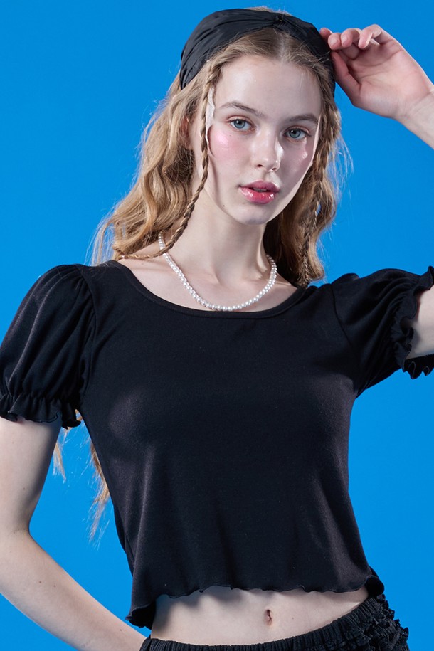 여성용 블랙 색상의 퍼프 프릴 라운드 이너 반팔티입니다. 크롭 기장의 라운드넥 티셔츠로, 퍼프 소매와 프릴 디테일이 특징입니다. 일상이나 페스티벌에서 페미닌하고 시크한 스타일을 연출하기 좋으며, 여름에 착용하기 적합합니다.
