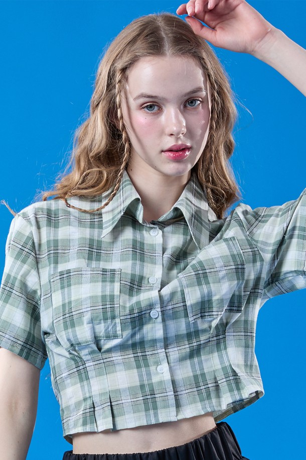 페일 그린 색상의 프레피 체크 패턴이 돋보이는 여성용 크롭 슬림 반팔 셔츠입니다. 클래식하면서도 트렌디한 무드를 연출하며, 여름철 데일리룩에 잘 어울립니다. 카라 디자인과 슬림핏으로 세련된 실루엣을 완성합니다.
