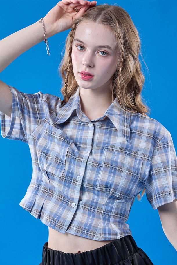 프레피 체크 패턴이 돋보이는 페일블루 컬러의 크롭 슬림 반팔 셔츠입니다. 여성스러운 실루엣을 연출하며, 카라 디자인으로 클래식한 무드를 더했습니다. 여름철 일상에서 산뜻하게 착용하기 좋은 아이템입니다.
