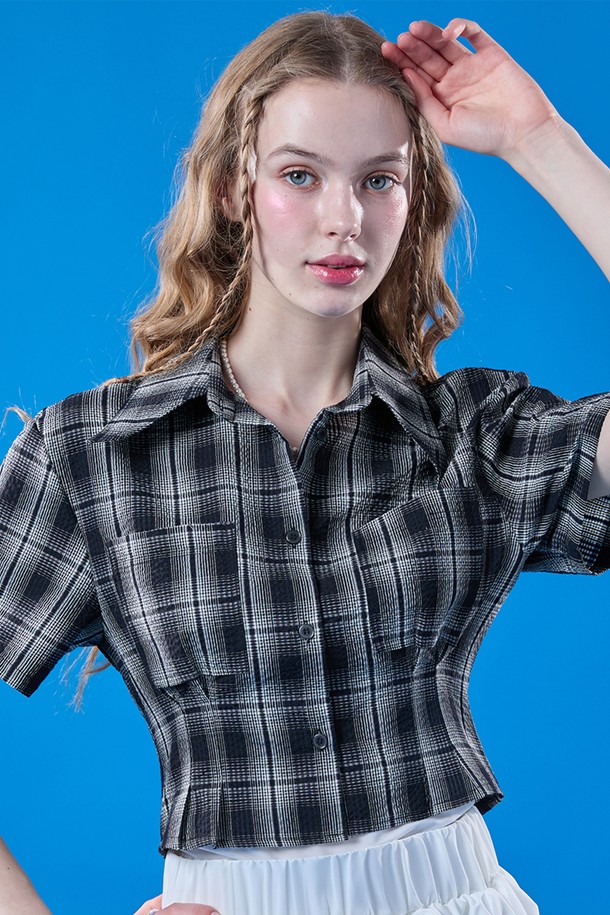 여름 휴양지에서 돋보일 체크 패턴의 블랙 컬러 크롭 반팔 셔츠입니다. 얇고 쿨링 소재로 제작되어 시원하게 착용 가능하며, 슬림핏 디자인이 돋보입니다. 칼라 네크라인과 반소매로 캐주얼한 휴양지 스타일을 연출할 수 있습니다.
