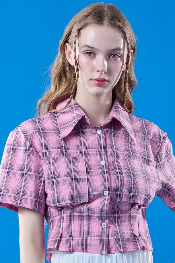 여름 휴양지에서 돋보이는 핑크색 체크 패턴의 쿨링 슬림 크롭 반팔 셔츠입니다. 얇은 두께의 냉감 소재로 시원하게 착용 가능하며, 슬림핏 실루엣이 돋보입니다. 셔츠 칼라 디자인의 크롭 기장으로 캐주얼한 스타일을 연출할 수 있습니다.
