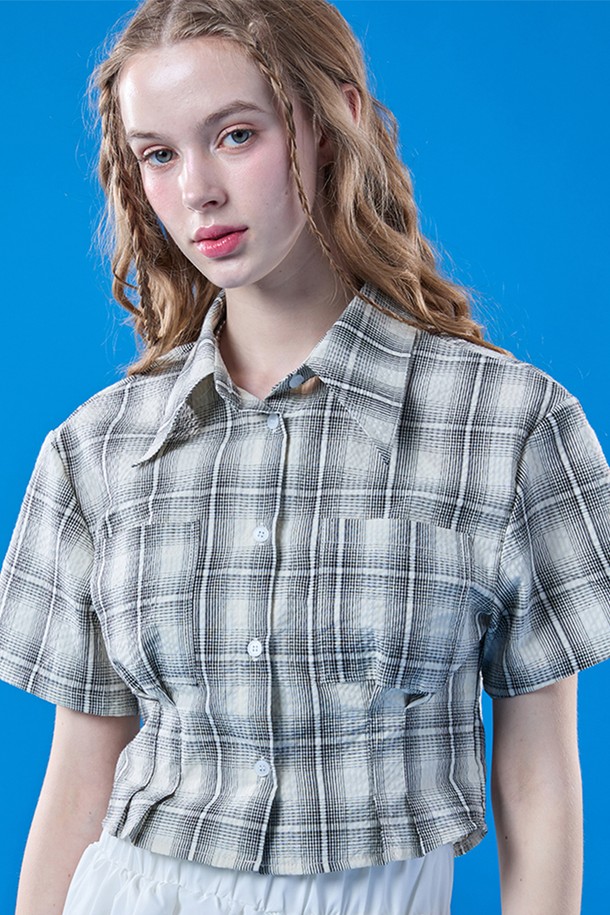 여성용 아이보리 색상의 여름 휴양지 체크 쿨링 슬림 크롭 반팔 셔츠입니다. 시원한 냉감 기능과 걸리시한 감성이 돋보이는 Festival 컬렉션 제품으로, 체크 패턴이 특징입니다. 캐주얼하면서도 프레피 스타일을 연출할 수 있는 크롭 기장의 슬림핏 반소매 셔츠로, 일상과 휴가 모두에 잘 어울립니다.
