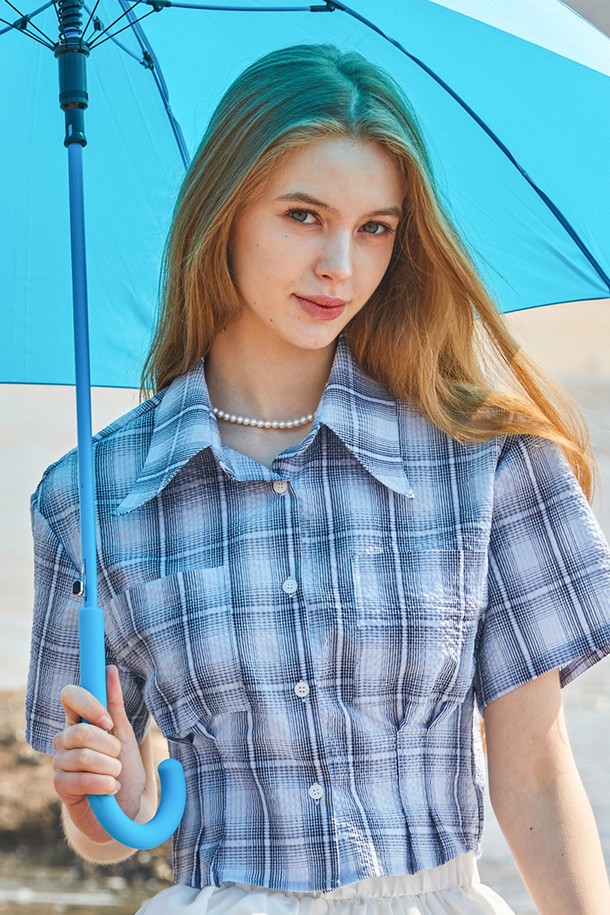 여름 휴가를 위한 블루 색상의 체크 패턴 크롭 반팔셔츠입니다. 얇은 소재와 냉감 기능으로 시원하게 착용 가능하며, 슬림핏 디자인이 여성스러운 무드를 더합니다. 프리사이즈로 제공됩니다.
