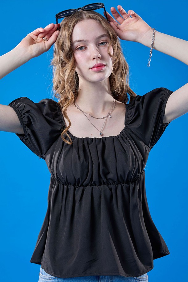 페미닌 무드의 블랙 컬러 퍼프 벌룬 튤립 반팔티 블라우스입니다. 스퀘어넥 디자인에 얇은 두께감으로 여름철 일상복으로 적합하며, 루즈핏으로 편안한 착용감을 제공합니다. 퍼프 소매 디테일과 벌룬 실루엣, 튤립 디자인이 특징입니다.
