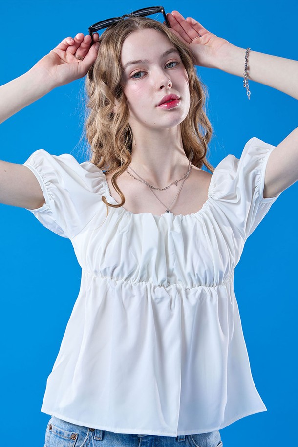 페미닌한 무드의 화이트 컬러 블라우스입니다. 퍼프 소매 디자인과 튤립 디테일이 돋보이며, 벌룬 실루엣의 루즈핏으로 편안하게 착용할 수 있습니다. 스퀘어넥 디자인으로 세련됨을 더했으며, 얇은 소재로 여름철에도 시원하게 입을 수 있습니다.
