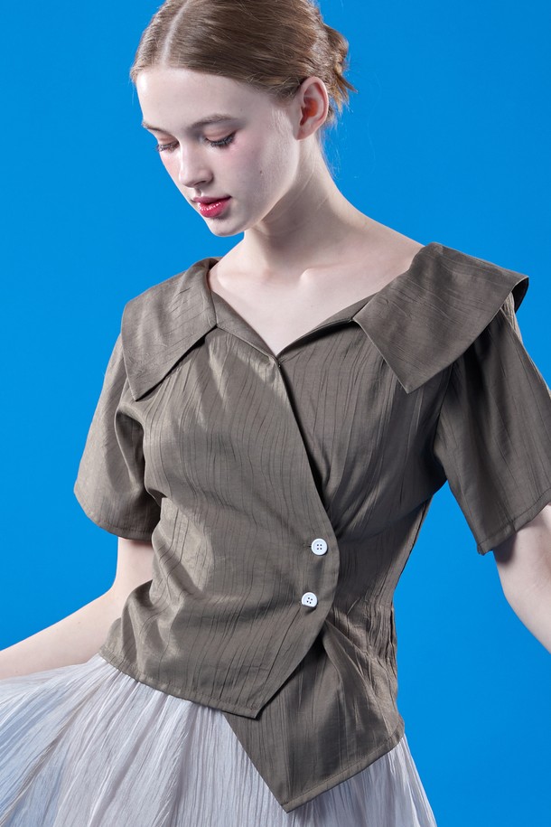 에어리 쿨링 기능이 있는 카키 색상의 미디 랩 오프숄더 슬림 반팔 셔츠입니다. 여름철 일상복으로 적합하며, 얇은 두께와 무지 패턴이 특징입니다. 여성용으로 슬림핏 디자인이 적용되었습니다.
