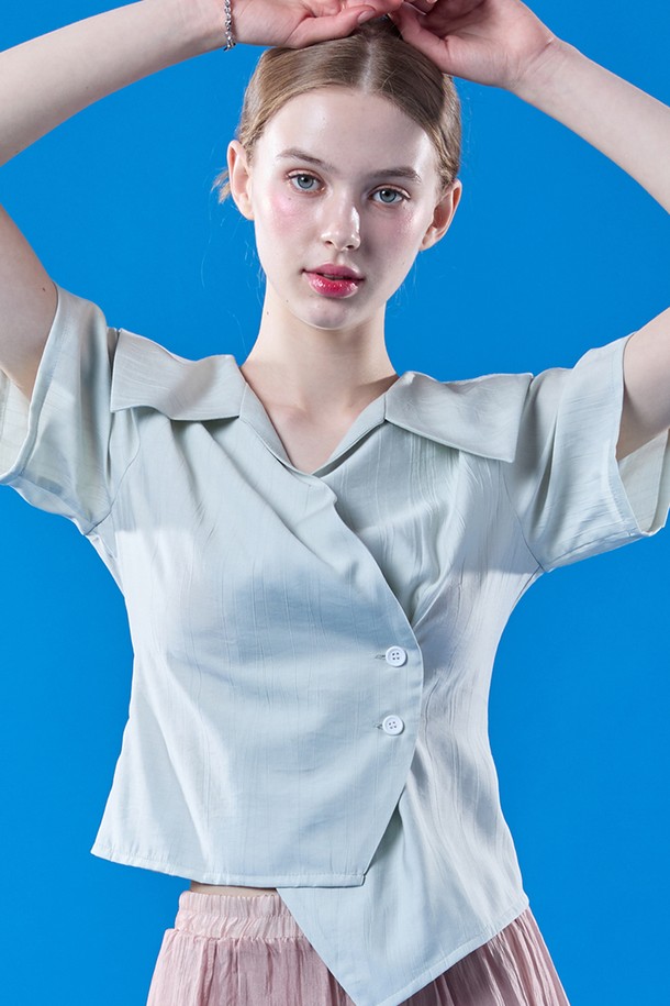 에어리 쿨링 소재로 시원하게 착용 가능한 베이비그린 색상의 미디 기장 슬림핏 반팔 셔츠입니다. 페미닌하고 캐주얼한 무드를 연출하며, 랩 스타일의 오프숄더 디자인이 특징입니다. 여름철 일상에서 편안하게 입을 수 있는 얇은 무지 반팔 티셔츠입니다.
