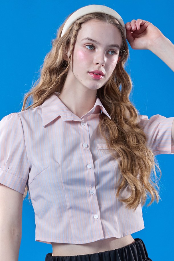 사랑스러운 베이비핑크 색상의 로나 퍼프 스트라이프 슬림 반팔 셔츠는 페미닌하고 프레피한 무드를 연출합니다. 얇은 두께와 슬림핏 디자인으로 여름철에도 시원하게 착용 가능하며, 스트라이프 패턴과 퍼프 디테일이 돋보입니다. 카라 디자인의 크롭 기장 셔츠로, 다양한 하의와 매치하여 일상에서 스타일리시하게 연출할 수 있습니다.
