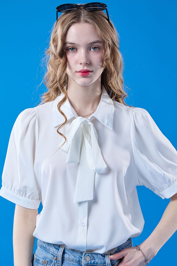 [반팔 ver.] 퍼프 리본 타이 셔츠는 화이트 색상의 에어 반팔 블라우스입니다. 페미닌하고 프레피한 무드를 연출하며, 퍼프 소매와 리본 타이 디테일이 돋보입니다. 얇은 두께감으로 여름철 데일리룩에 적합하며, 무지 패턴과 레귤러 핏으로 편안하게 착용할 수 있습니다.
