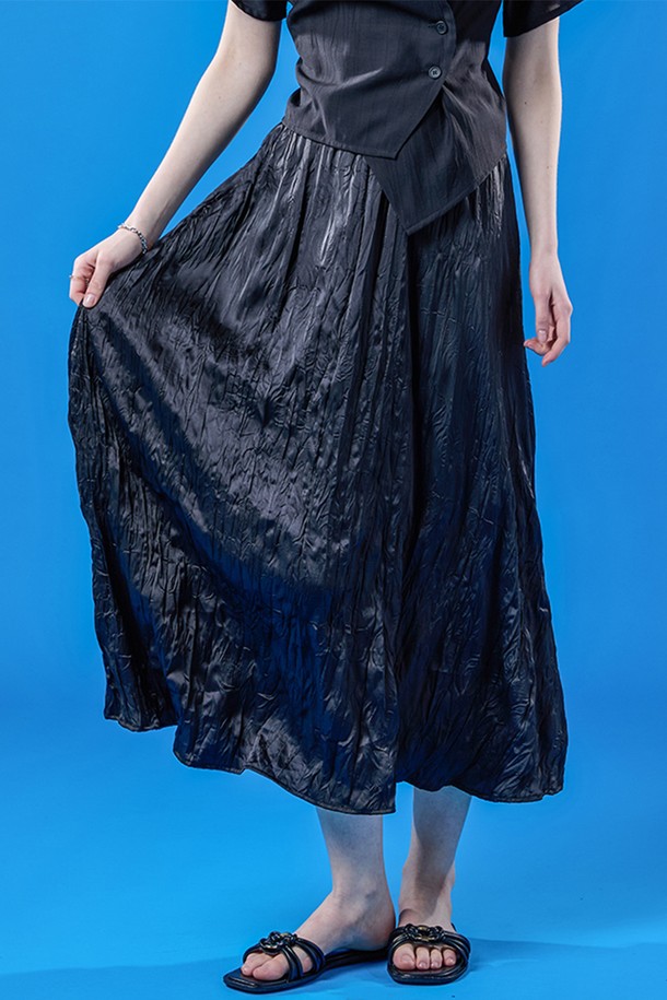 여름에 어울리는 블랙 색상의 쉬폰 쿨링 마몽 주름 플레어 롱스커트입니다. 얇고 부드러운 쉬폰 소재에 쿨링, 속건, 통기 기능이 더해져 시원하고 쾌적하게 착용 가능하며, 플리츠 주름과 플레어 핏으로 여성스러운 실루엣을 연출합니다. 안감이 있어 비침 걱정 없이 데일리로 즐겨 입기 좋은 롱스커트입니다.
