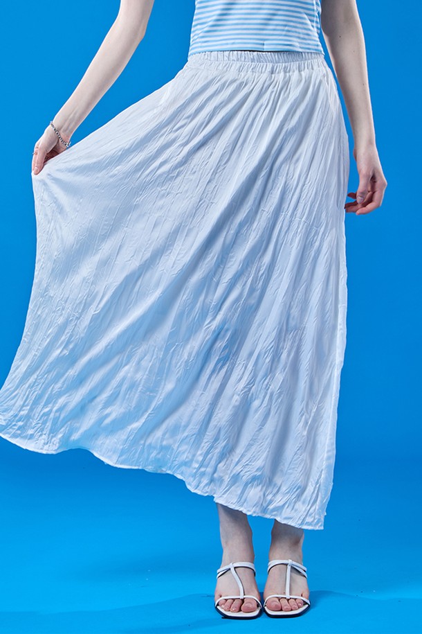 여름에 어울리는 시원한 쉬폰 소재의 화이트 롱 스커트입니다. 플리츠 디자인과 플레어 핏으로 페미닌한 무드를 연출하며, 냉감, 통기성, 속건 기능으로 쾌적함을 더했습니다. 안감이 있어 비침을 방지하며, 주름 디자인이 돋보이는 제품입니다.
