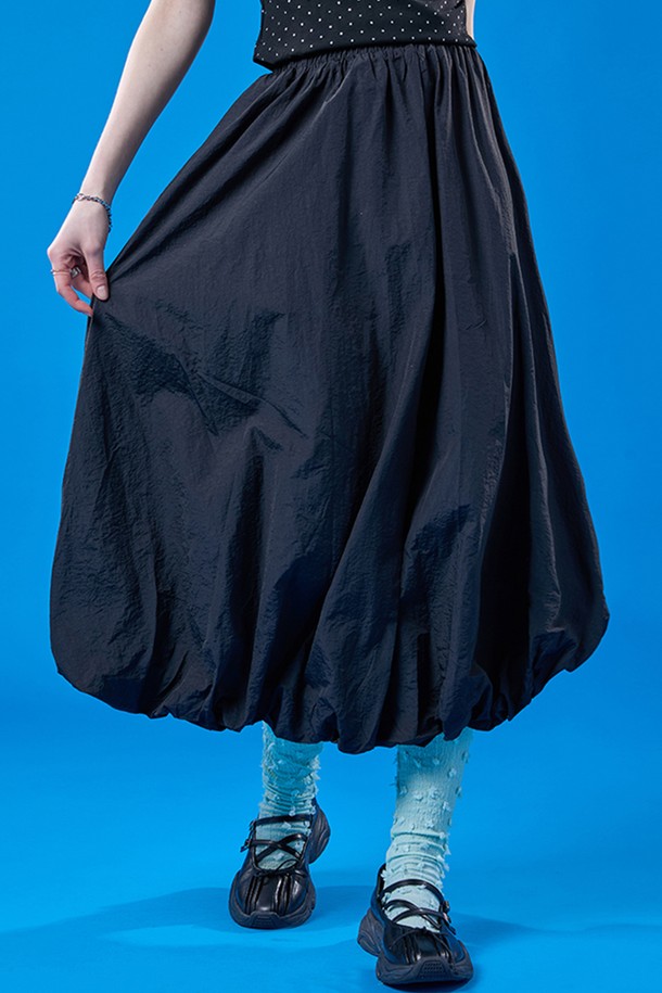 벌룬 쿨링 에어리 바스락 롱스커트 [BLACK] KCL.은 여름철 일상복으로 적합한 여성용 롱스커트입니다. 얇은 두께의 나일론 소재로 제작되어 시원한 착용감을 제공하며, 무지 패턴의 블랙 색상이 특징입니다. 벌룬핏과 루즈핏의 조합으로 캐주얼한 스타일을 연출할 수 있으며, 쿨링 소재와 바스락거리는 촉감이 돋보이는 벌룬 스커트입니다.
