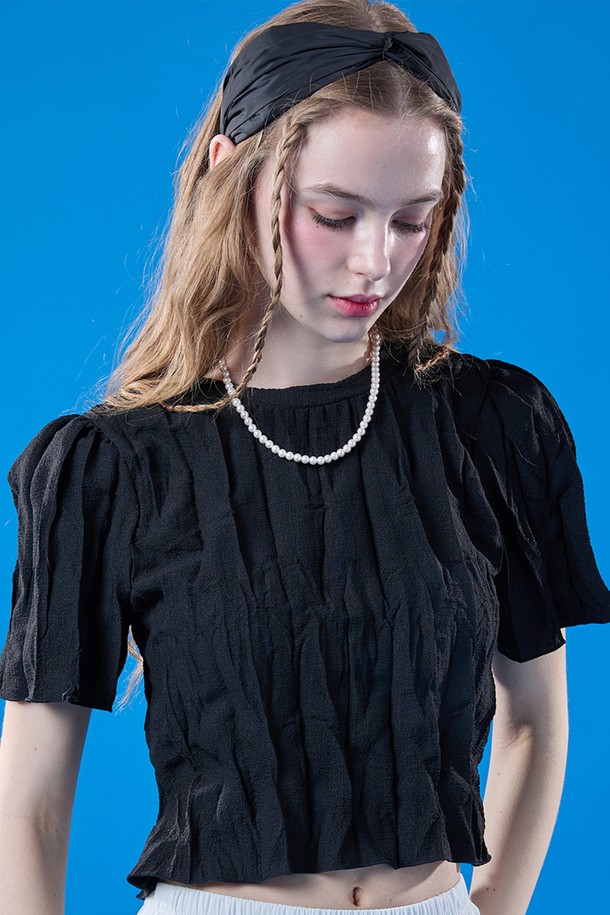 [퍼프ver.] 쿨링 마몽 크롭 무지 반팔티 [BLACK]은 플리츠 마동 소재의 얇고 부드러운 블랙 크롭 반팔티입니다. 냉감, 속건, 통기 기능과 트렌디한 플리츠 디테일이 돋보이며 여름철 일상에서 시원하고 날씬한 슬림핏 실루엣을 연출할 수 있습니다. 라운드넥 디자인으로 여름용으로 제작된 여성용 제품입니다.
