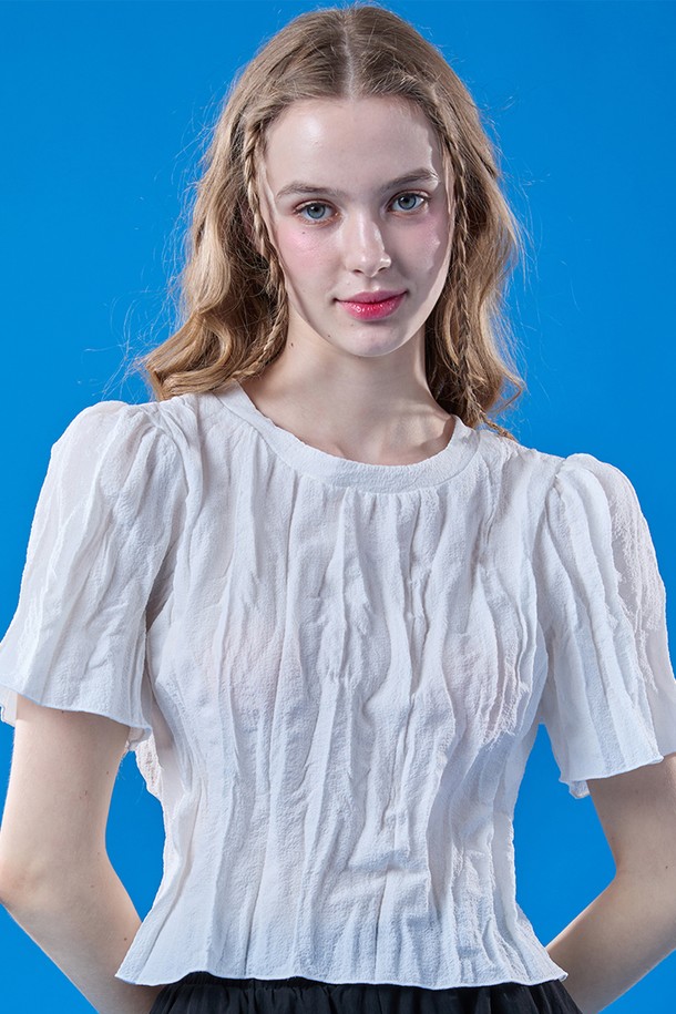 [퍼프ver.] 쿨링 마몽 크롭 무지 반팔티는 플리츠 마동 소재로 제작되어 시원하고 쾌적한 착용감을 제공하는 여성용 반팔티입니다. 트렌디한 플리츠 디자인과 슬림핏으로 날씬한 실루엣을 연출해주며, 무지 패턴의 화이트 컬러가 베이직하면서도 세련된 스타일을 완성합니다. 얇은 두께감과 빠른 건조, 공기 순환 기능으로 여름철 일상복으로 적합하며 라운드넥 디자인이 특징입니다.
