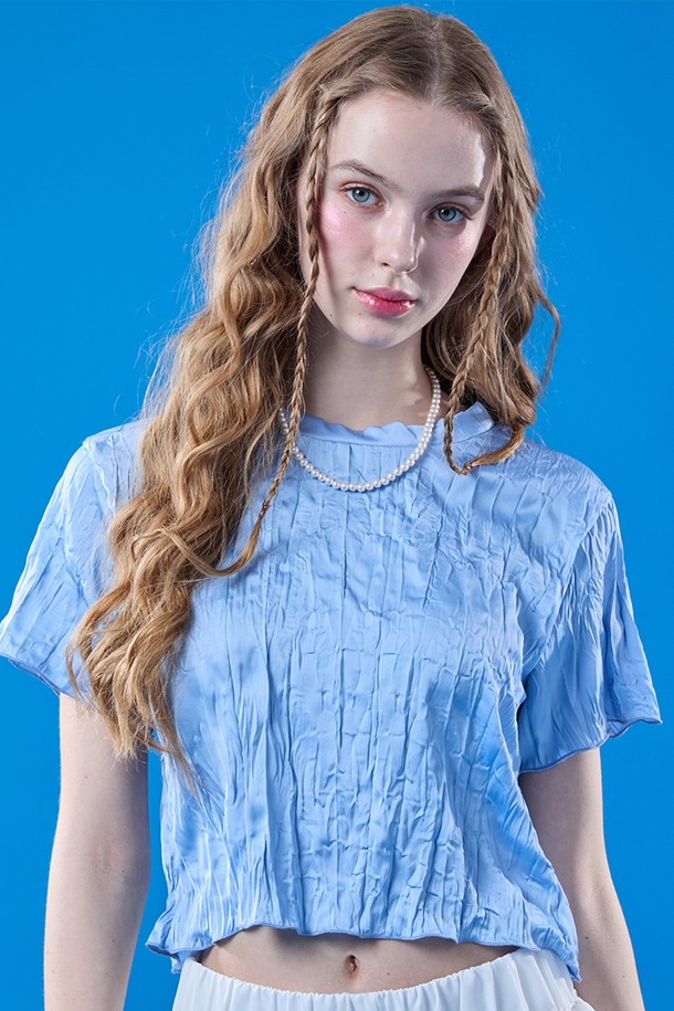 여성용 쉬폰 쿨링 마몽 크롭 무지 반팔티는 여름철 일상에서 캐주얼하게 입기 좋은 블루 색상의 상의입니다. 얇고 부드러운 쉬폰 소재로 제작되었으며, 냉감, 속건, 통기 기능과 에어 서큘레이션 기능이 있어 시원하고 쾌적하게 착용할 수 있습니다. 슬림핏에 크롭 기장으로 디자인되었고, 라운드넥과 반소매로 구성되어 있으며, 주름 디테일이 돋보이는 무지 티셔츠입니다.
