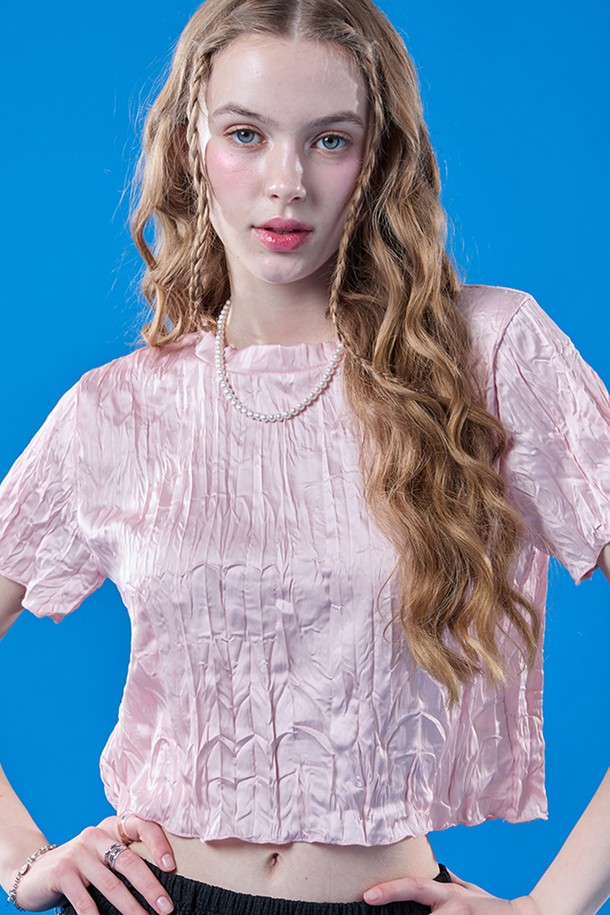 쉬폰 소재의 핑크색 크롭 반팔티로, 플리츠 디자인과 에어서큘레이션 시스템이 돋보입니다. 얇고 부드러운 터치감에 냉감, 통기, 속건 기능이 있어 여름철에도 쾌적하게 착용 가능합니다. 슬림핏 라운드넥 디자인으로 캐주얼한 무드를 연출합니다.
