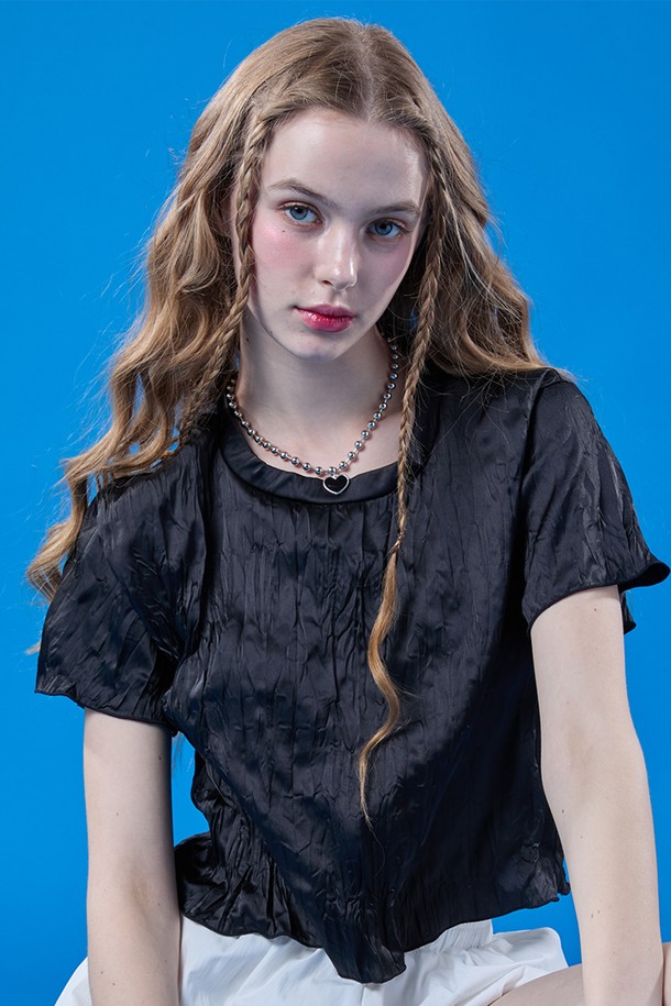 여름에 어울리는 블랙 색상의 쉬폰 크롭 반팔티입니다. 얇고 부드러운 쉬폰 소재로 제작되었으며, 냉감, 통기, 속건 기능을 갖춰 쾌적한 착용감을 제공합니다. 플리츠 디자인과 투웨이 에어 서큘레이션 시스템이 적용되었으며, 슬림핏 라인으로 캐주얼한 스타일을 연출할 수 있습니다.
