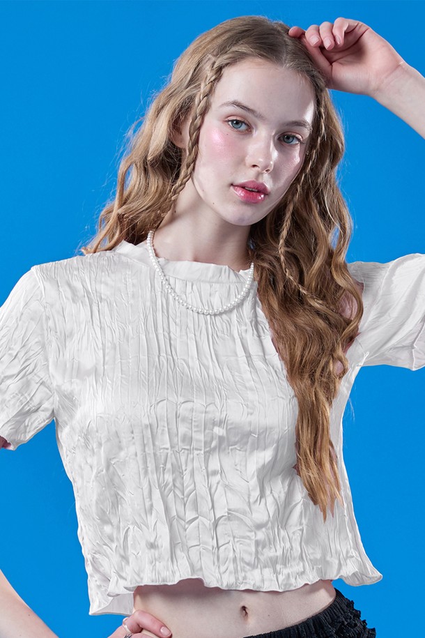 여성용 화이트 색상의 쉬폰 쿨링 마몽 크롭 반팔티입니다. 얇고 부드러운 쉬폰 소재로 제작되었으며, 냉감, 속건, 통기 기능이 있어 여름철에도 쾌적하게 착용할 수 있습니다. 플리츠 디테일과 투웨이 에어서큘레이션 시스템이 적용된 슬림핏 라운드넥 크롭 기장의 무지 반소매 티셔츠로, 일상복으로 활용하기 좋습니다.
