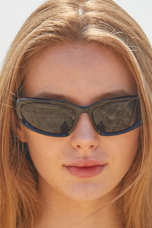 [GGLAB] 여성 레이어드 고글 라이트 블랙 선글라스는 빈티지, 레트로, 트렌디한 스타일을 모두 아우르는 디자인으로 일상과 페스티벌에서 돋보이는 스타일을 연출합니다. 아시안 핏 디자인과 레이어드 디테일, 고글형 디자인이 만나 세련된 감각을 더하며, 자외선 차단 기능을 통해 눈 건강까지 보호합니다. 데일리로 편안하게 착용할 수 있도록 설계되었으며, 블랙 컬러로 어떤 스타일에도 쉽게 매치할 수 있습니다.
