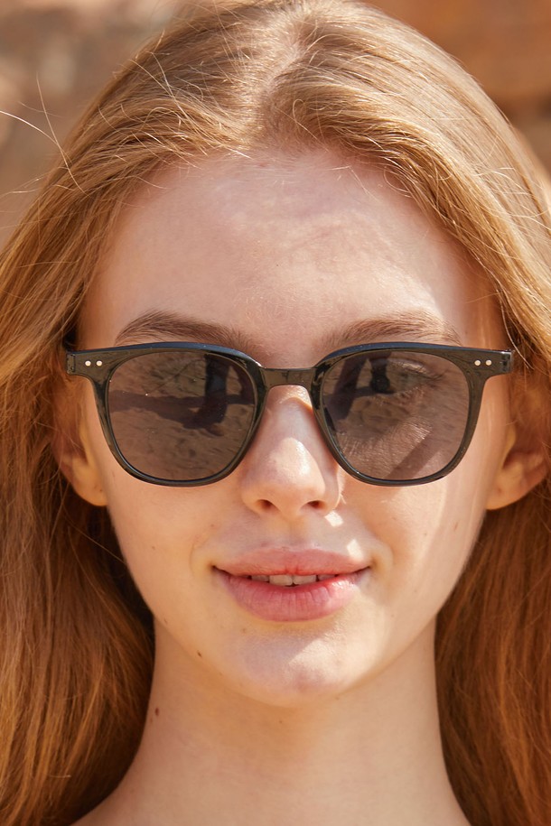 세련된 스타일을 완성하는 WOMEN 레이어드 뿔테 무지 올블랙 자외선 차단 선글라스 [TMGBK]입니다. 빈티지하고 레트로한 무드를 연출하며, 플라스틱 프레임과 틴트 렌즈의 조화가 돋보입니다. 일상 속 데일리웨어로 활용하기 좋으며, 아시안핏 디자인으로 편안한 착용감을 선사합니다.
