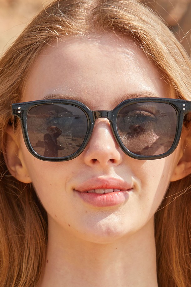 세련된 무드의 여성용 선글라스, [SQRAB] 레이어드 뿔테 올블랙 사각라운드 선글라스입니다. 빈티지하면서도 트렌디한 디자인으로, 자외선으로부터 눈을 보호하며 데일리 패션을 완성해 줍니다. 아시안 핏 전용 설계로 편안한 착용감을 제공하는, 스타일과 기능을 모두 갖춘 필수 아이템입니다.
