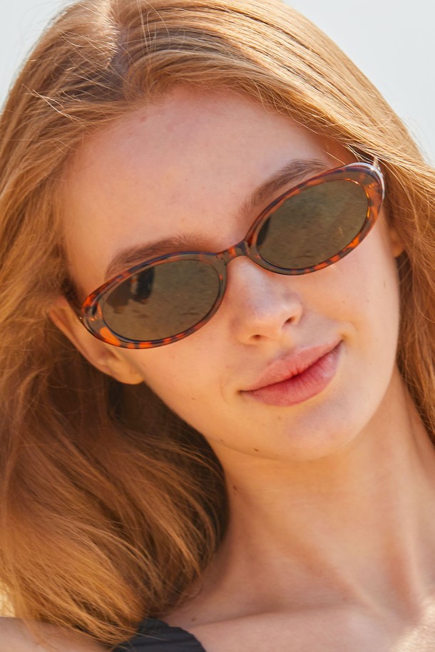 여성스러운 무드를 더하는 WOMEN 레이어드 뿔테 레오파드 선글라스입니다. 다크브라운 컬러의 레오파드 패턴과 빈티지한 스타일이 특징이며, 자외선 차단 기능으로 눈 건강까지 챙길 수 있습니다. 편안한 아시안핏 디자인으로 제작되어 데일리 선글라스로 활용하기 좋습니다.
